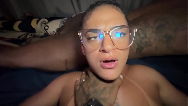 Acabei fudendo a mulher do meu T. I. O, a safada estava cheia de tesão e acabei fudendo seu bucetão e leitando gostoso. O corninho do meu tio chupou a sua buceta cheia de leite