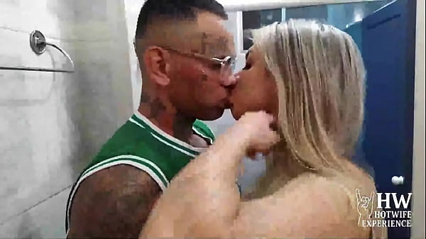 Casada puta evangelica chama eletricista para arrumar o chuveiro e fode com ele no banheiro com o corno manso em casa.