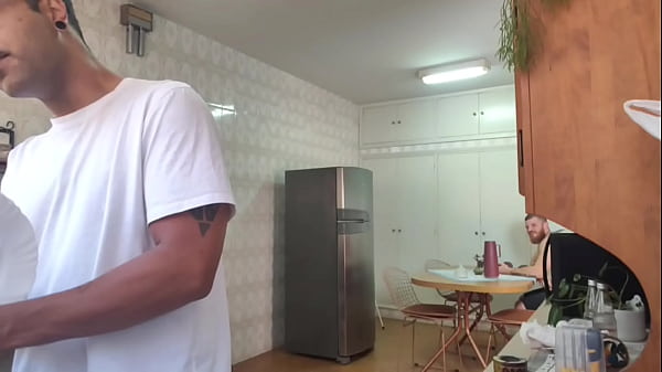 Foder a esposa do corno enquanto ele lava a louça e ele nem percebeu