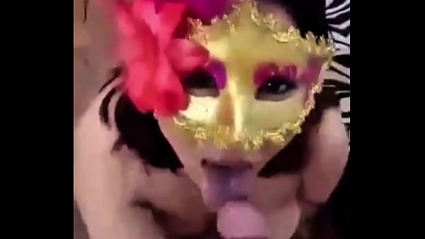 Sacando leche al amigo del cornudo