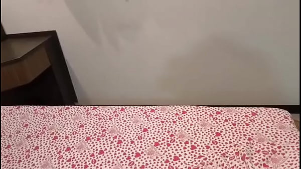 Toda putinha rebolando para vários machos durante live enquanto o corno filma